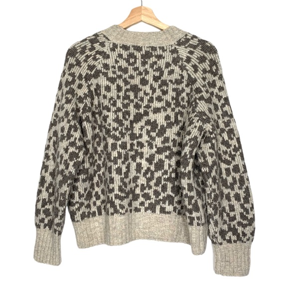 Old Navy Cozy Crew Neck Cheetah Print Sweater Size Medium - Picture 4 of 9